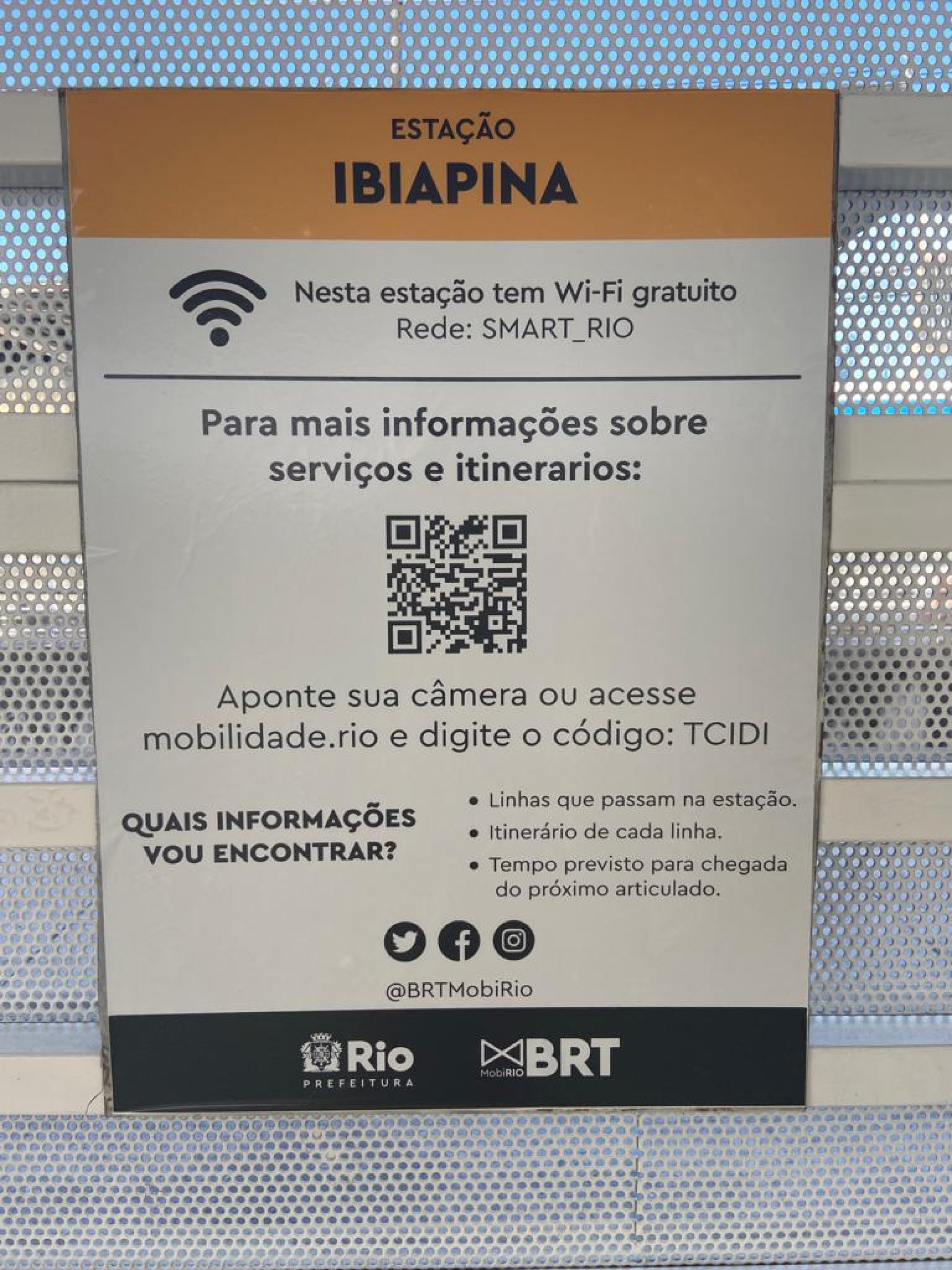 Basta o usuário apontar a câmera do celular para as placas com QR Code que foram implantadas nas estações e terminais