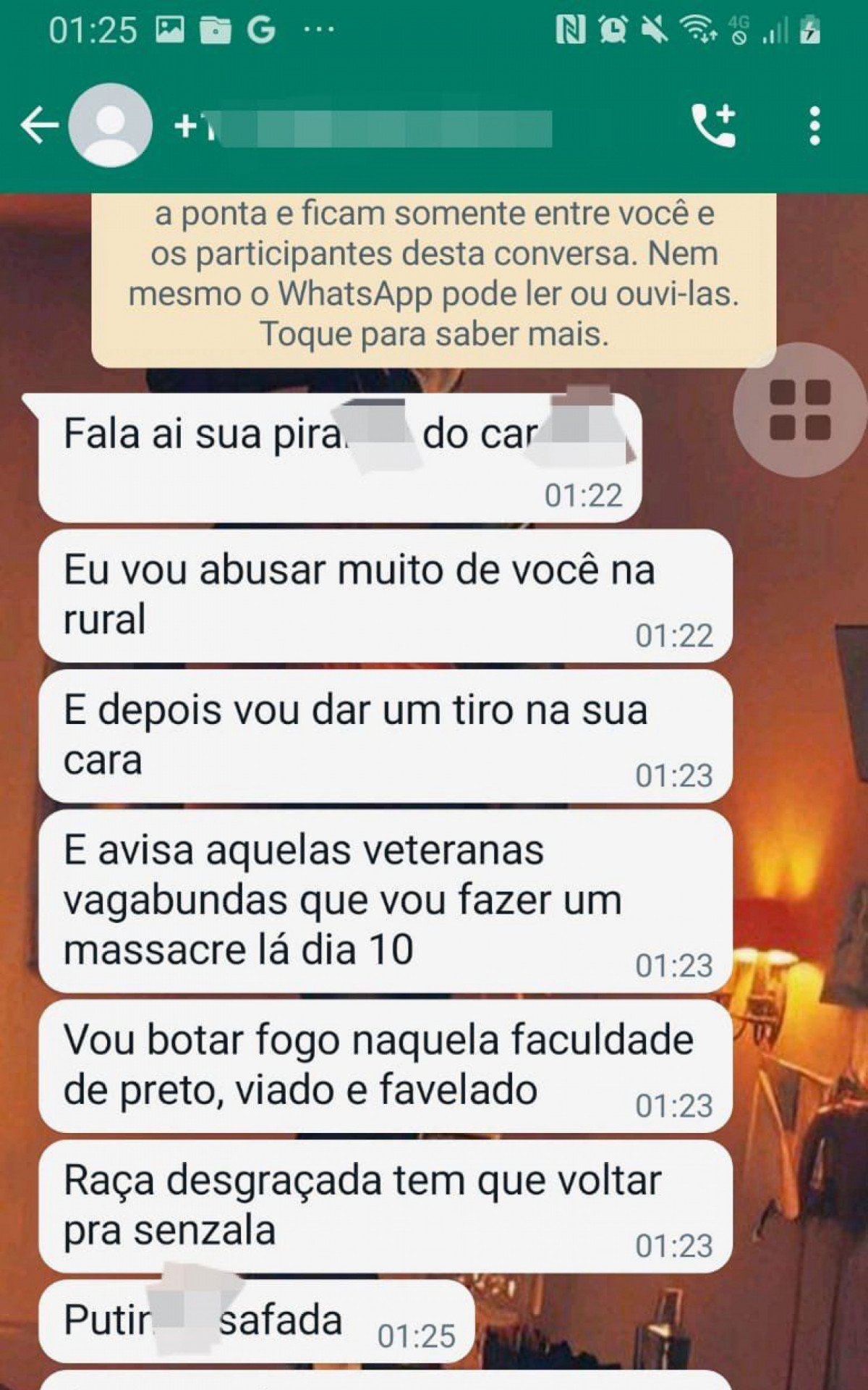 Nas imagens, os suspeitos enviam mensagens racistas, homofóbicas, e machistas. - Redes Sociais