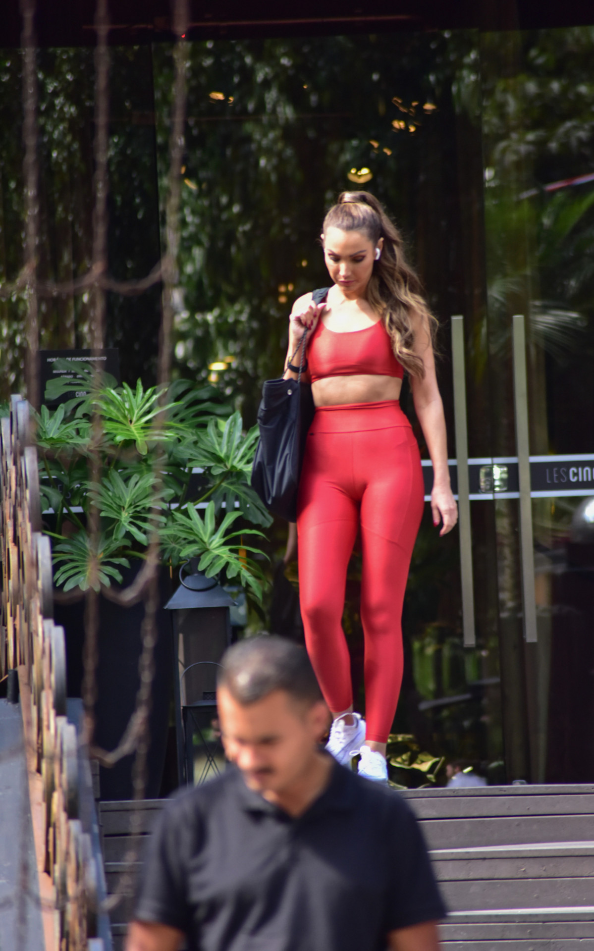 Patr&iacute;cia Poeta &eacute; clicada deixando academia 