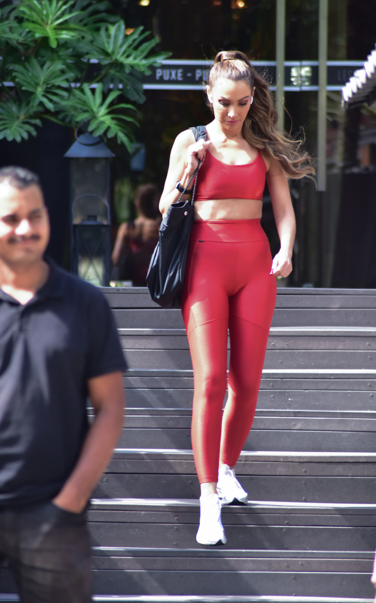 Patr&Atilde;&shy;cia Poeta &Atilde;&copy; clicada deixando academia 