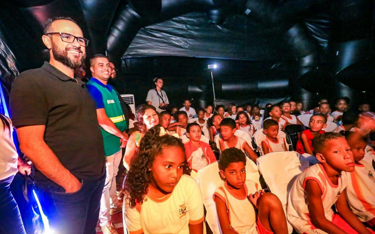 Secret&aacute;rios Denis Macedo e Igo Menezes assistindo ao filme no Cine+Brasil