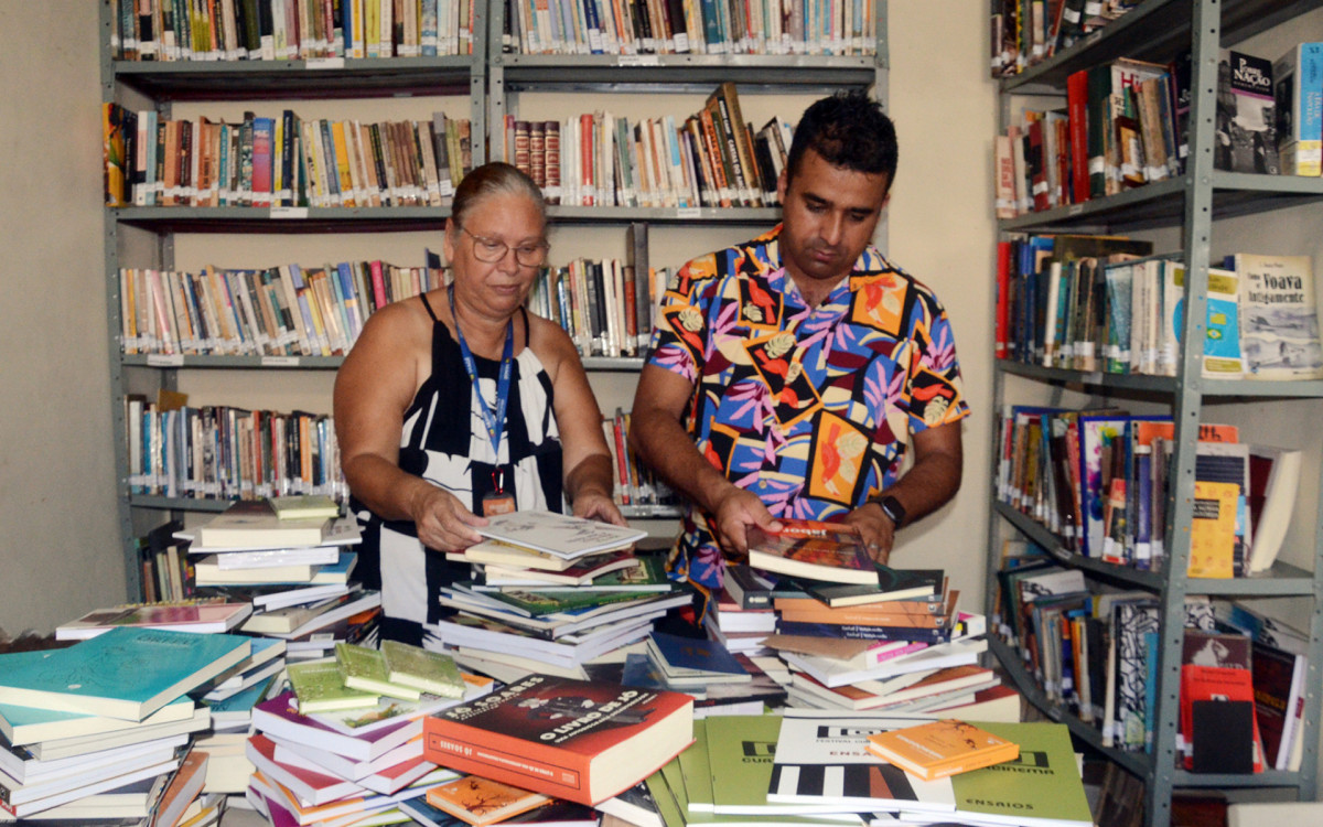Biblioteca em Mag&eacute; ganha livros