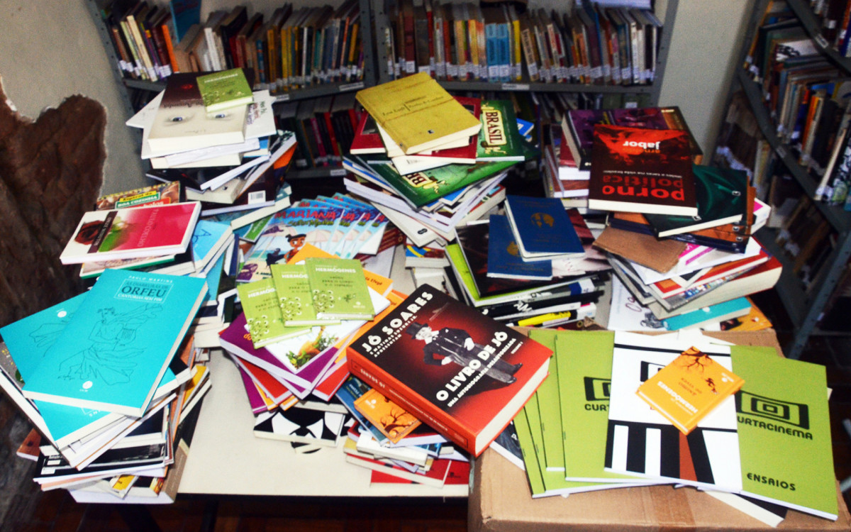 Biblioteca em Mag&eacute; ganha livros - Gilson Costa Jr/Divulga&ccedil;&atilde;o