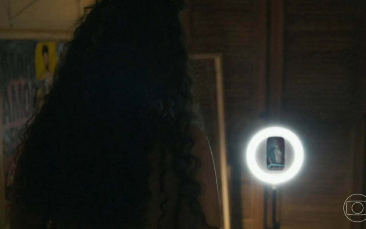 Karina descobre que est&aacute; conversando com ped&oacute;filo em 'Travessia', cede &agrave; chantagem e manda mais v&iacute;deos para ele