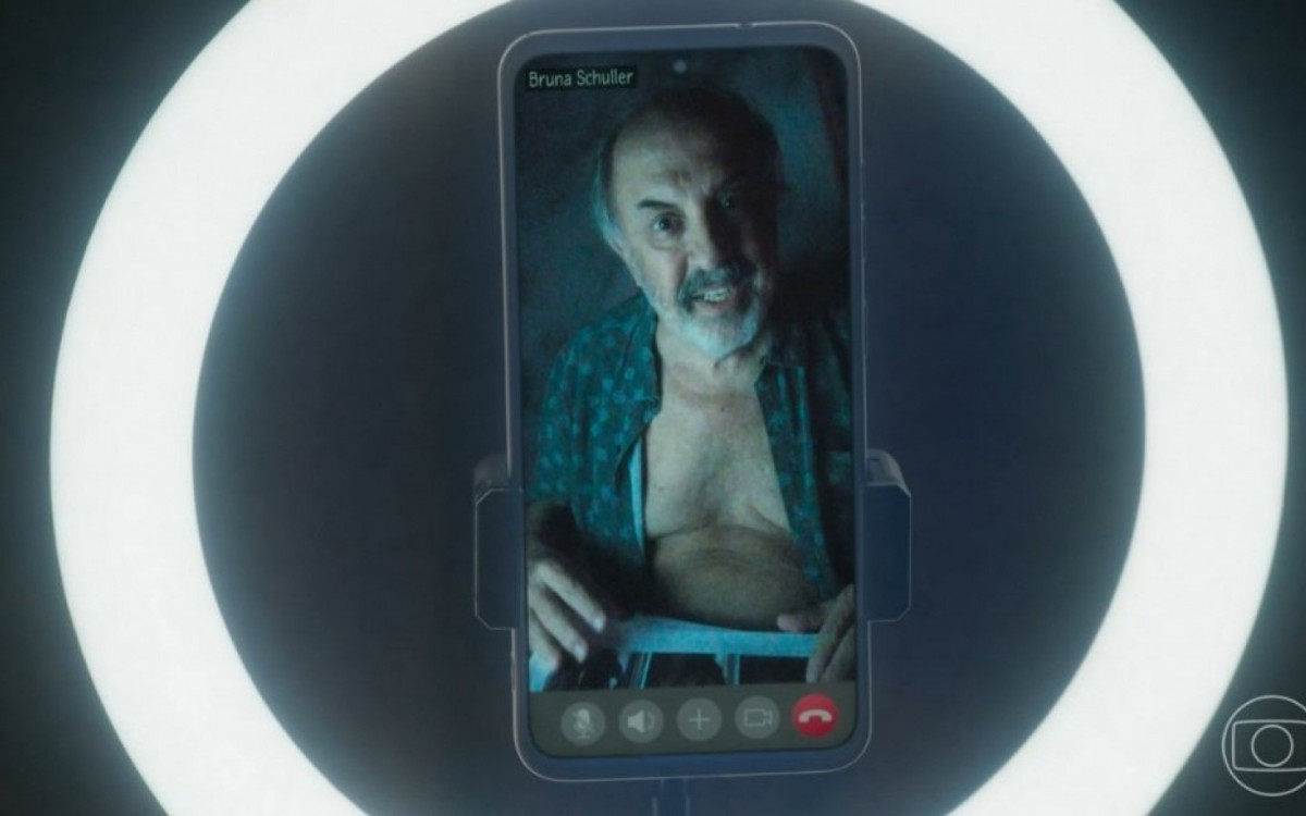 Karina descobre que est&aacute; conversando com ped&oacute;filo em 'Travessia', cede &agrave; chantagem e manda mais v&iacute;deos para ele