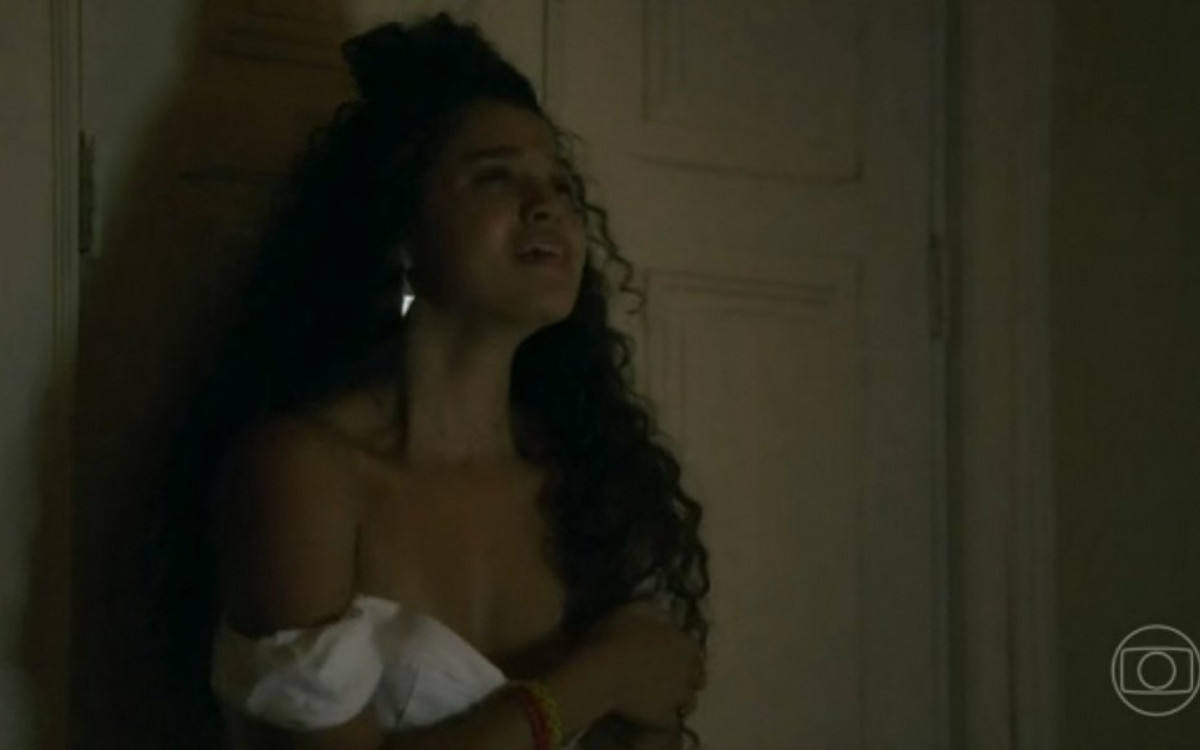 Karina descobre que est&aacute; conversando com ped&oacute;filo em 'Travessia', cede &agrave; chantagem e manda mais v&iacute;deos para ele