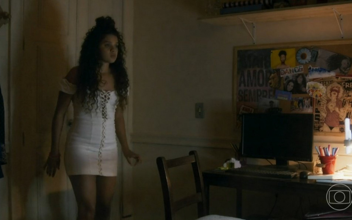 Karina descobre que est&aacute; conversando com ped&oacute;filo em 'Travessia', cede &agrave; chantagem e manda mais v&iacute;deos para ele