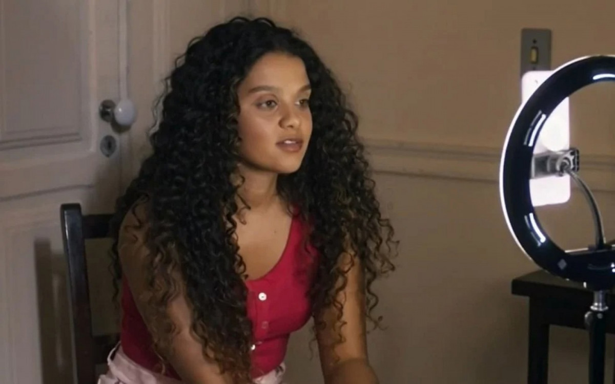 Karina descobre que est&aacute; conversando com ped&oacute;filo em 'Travessia', cede &agrave; chantagem e manda mais v&iacute;deos para ele