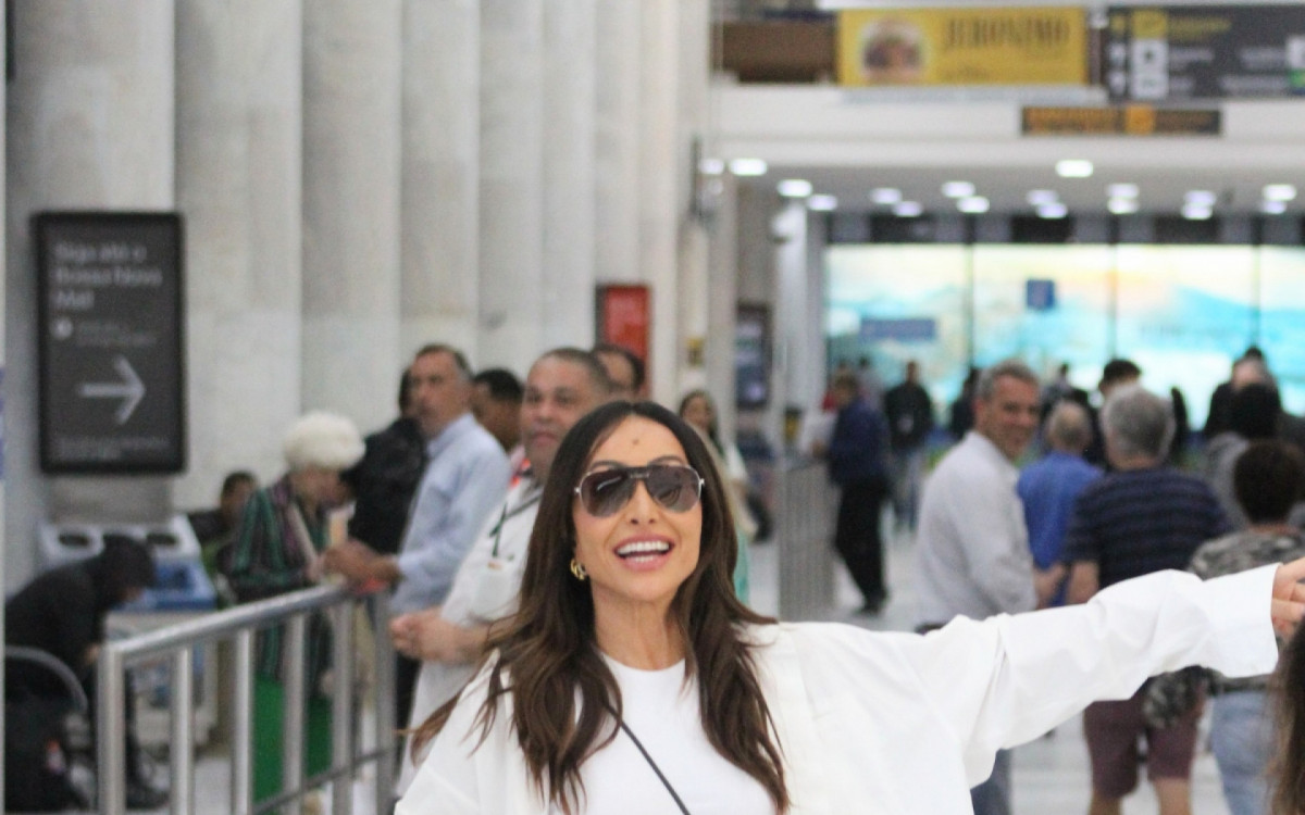 Sabrina Sato desembarca no aeroporto Santos Dumont 