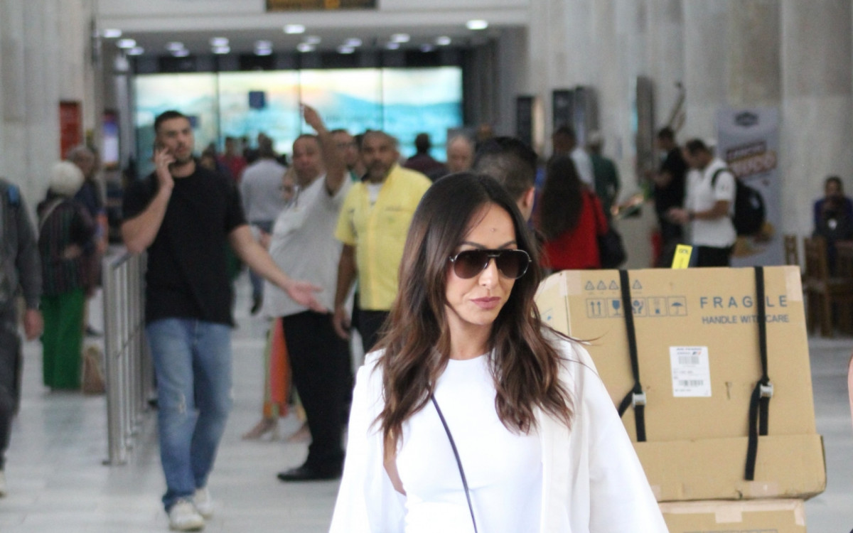 Sabrina Sato desembarca no aeroporto Santos Dumont 