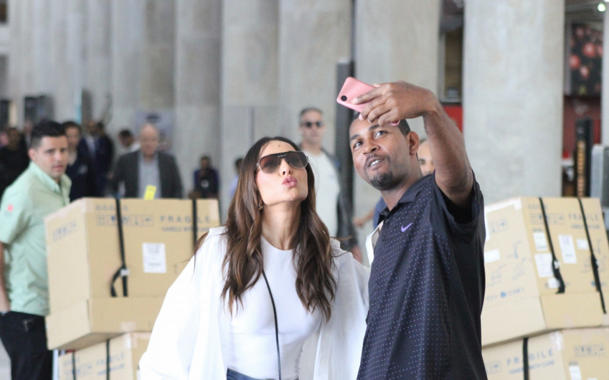 Sabrina Sato desembarca no aeroporto Santos Dumont 