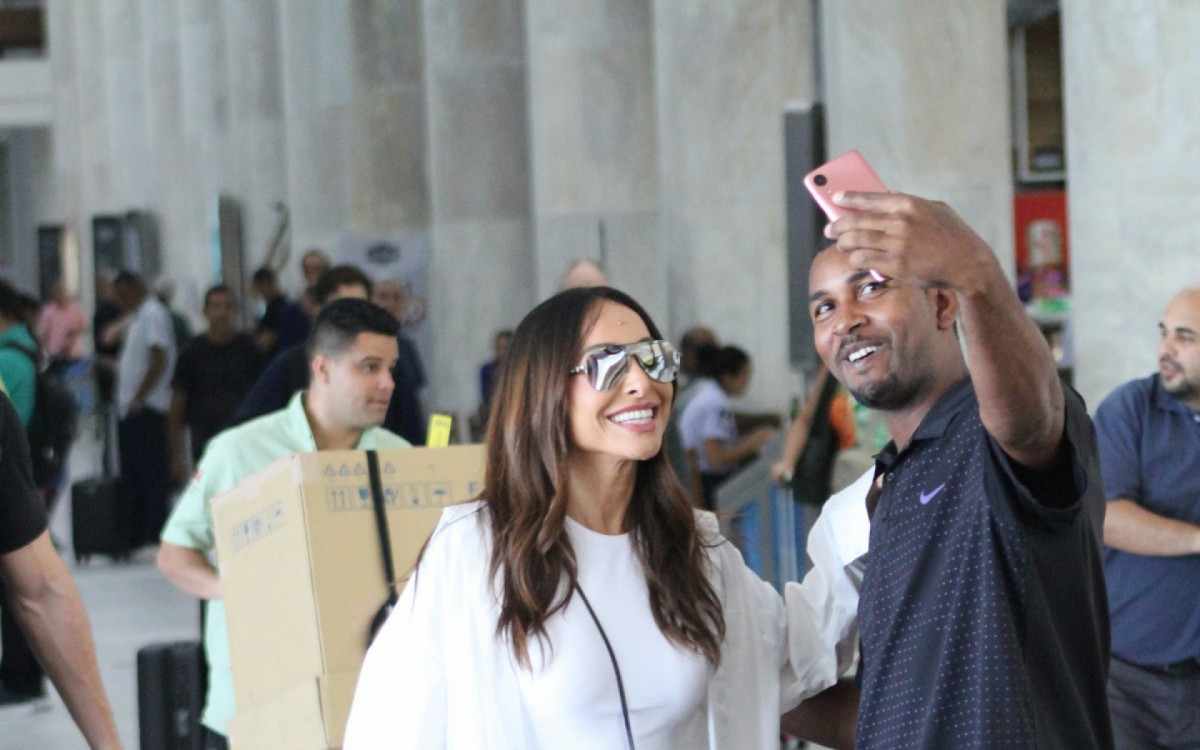 Sabrina Sato desembarca no aeroporto Santos Dumont 
