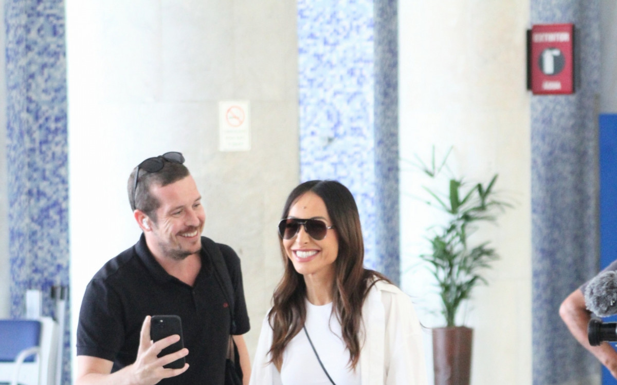 Sabrina Sato desembarca no aeroporto Santos Dumont 