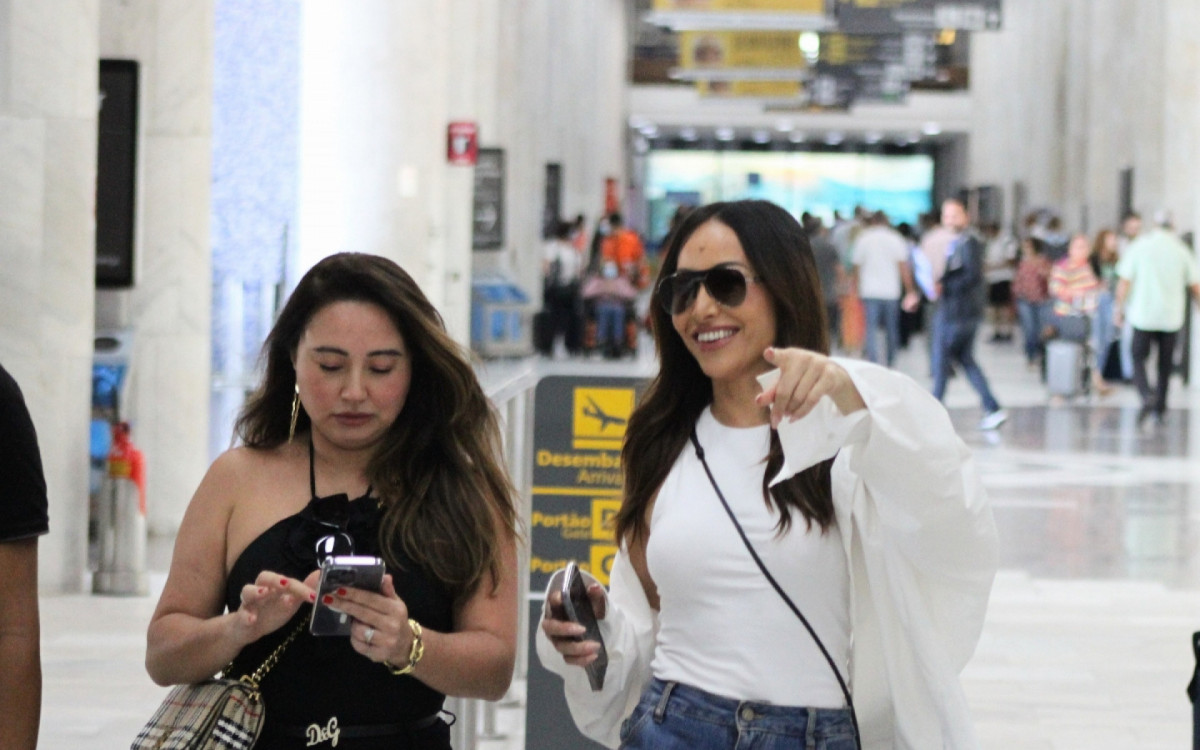 Sabrina Sato desembarca no aeroporto Santos Dumont 