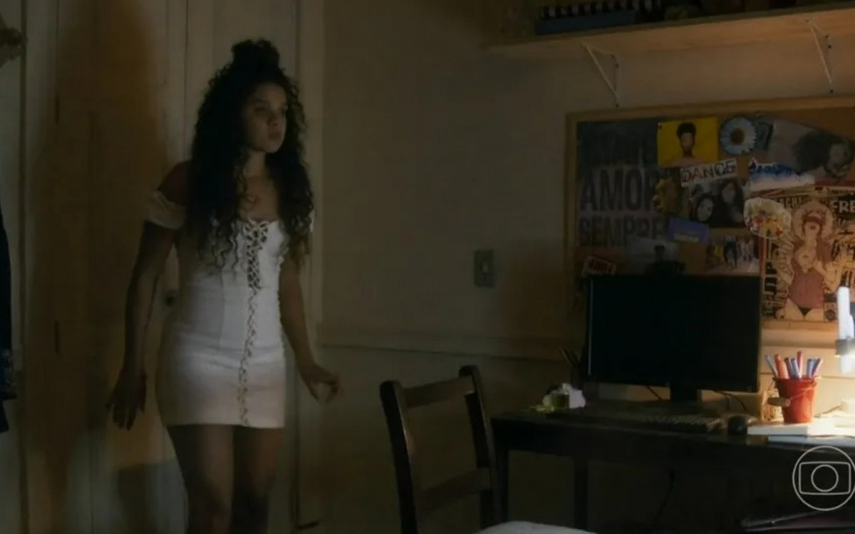 Karina acreditava estar conversando com uma atriz, mas estava mandando mensagens e fotos para um ped&oacute;filo