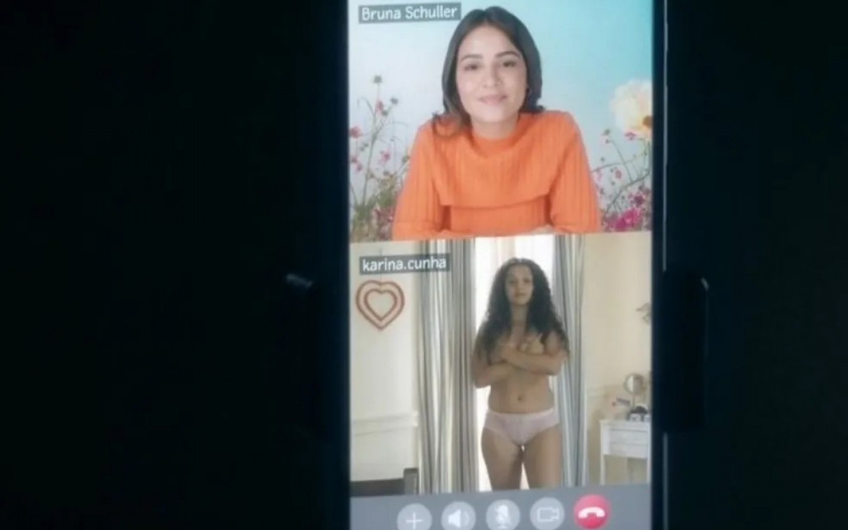 Karina acreditava estar conversando com uma atriz, mas estava mandando mensagens e fotos para um ped&oacute;filo