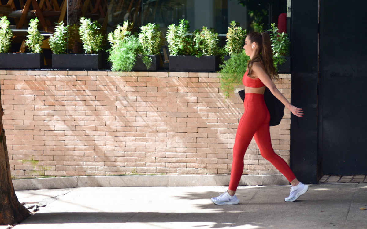 Patr&iacute;cia Poeta &eacute; clicada deixando academia 