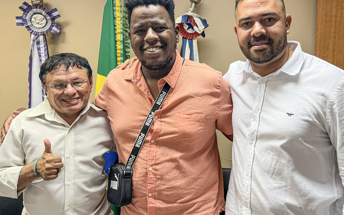 Andr&eacute; Rodrigues posa entre o presidente Tadeuzinho (&agrave; esquerda) e do vice-presidente Renato Ramos