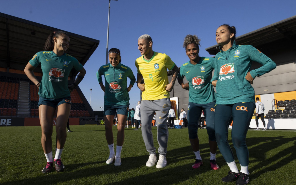 Richarlison faz a Dan&ccedil;a do Pombo junto com as jogadores da sele&ccedil;&atilde;o brasileira