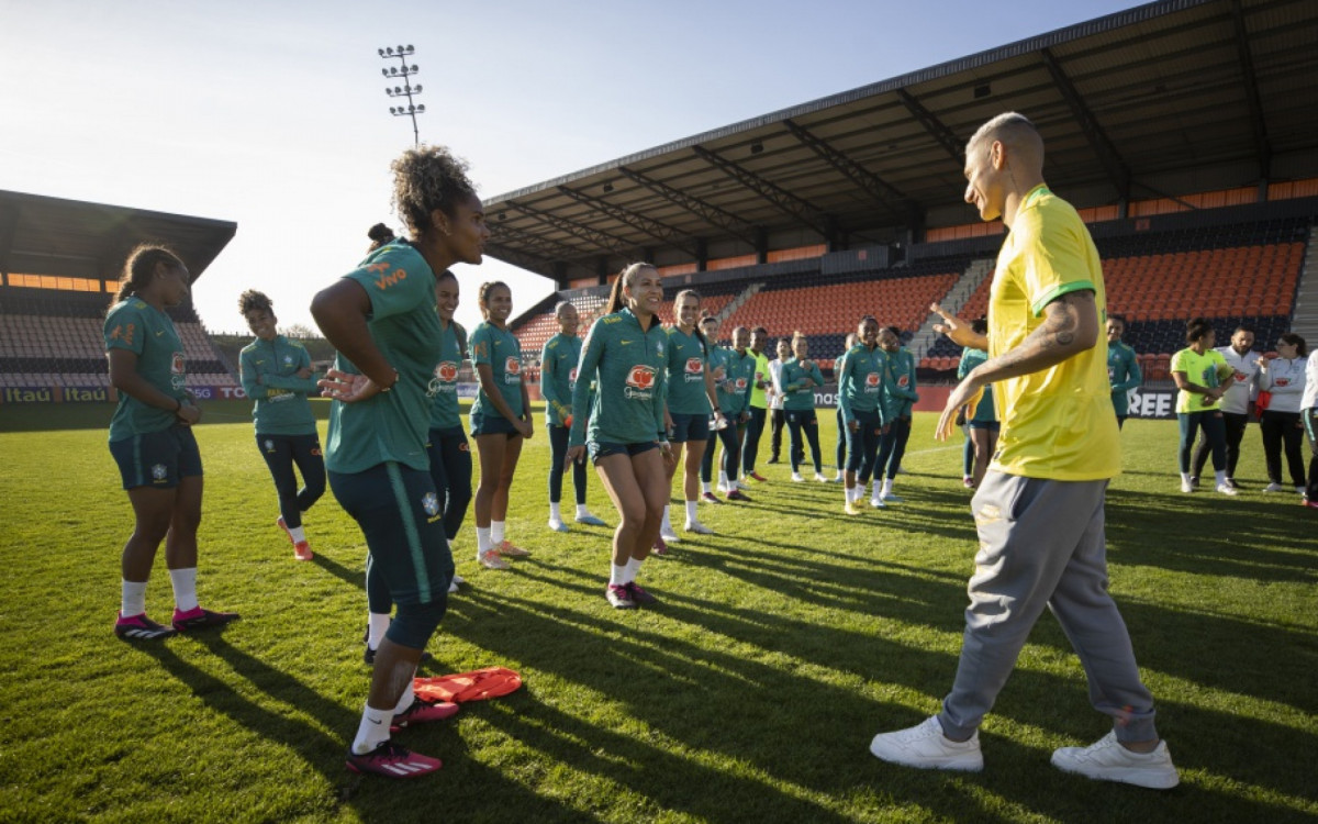 Richarlison visita primeiro da sele&ccedil;&atilde;o brasileira feminina em Londres