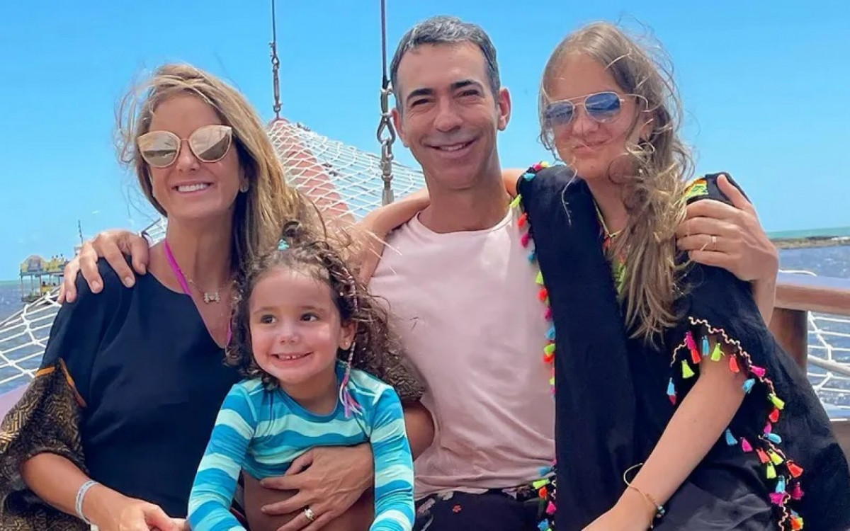 Ticiane Pinheiro junto ao marido, César Tralli e as filhas, Manuella e Rafaella - Reprodução / Instagram