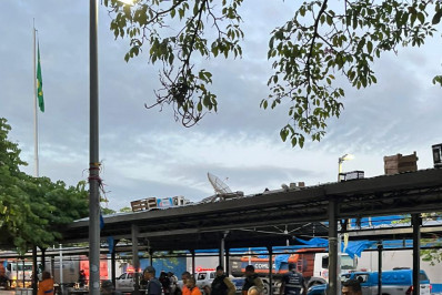 Estruturas irregulares são retiradas do calçadão de Bangu pela Seop