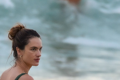 Alessandra Ambrosio curte praia em Floripa ao lado do filho