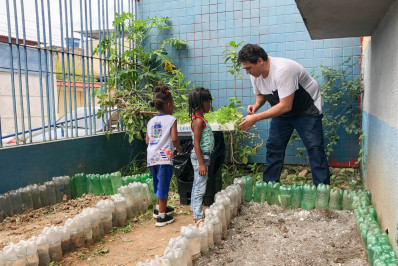 Alunos da Educação Infantil revitalizam dois canteiros agrícolas em escola de Mesquita