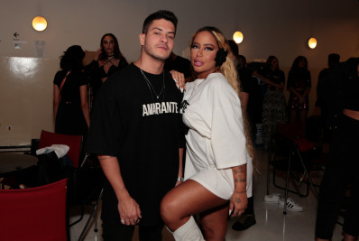 Arthur Aguiar e mais famosos participam de desfile em São Paulo