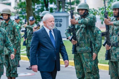 Lula recebe novos generais no Planalto em busca de aproximação com militares
