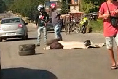 Motociclista morre em batida entre carro e moto em Belford Roxo