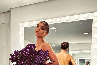 Rafa Kalimann faz topless com buquê de flores: 'Amo essa intensidade'