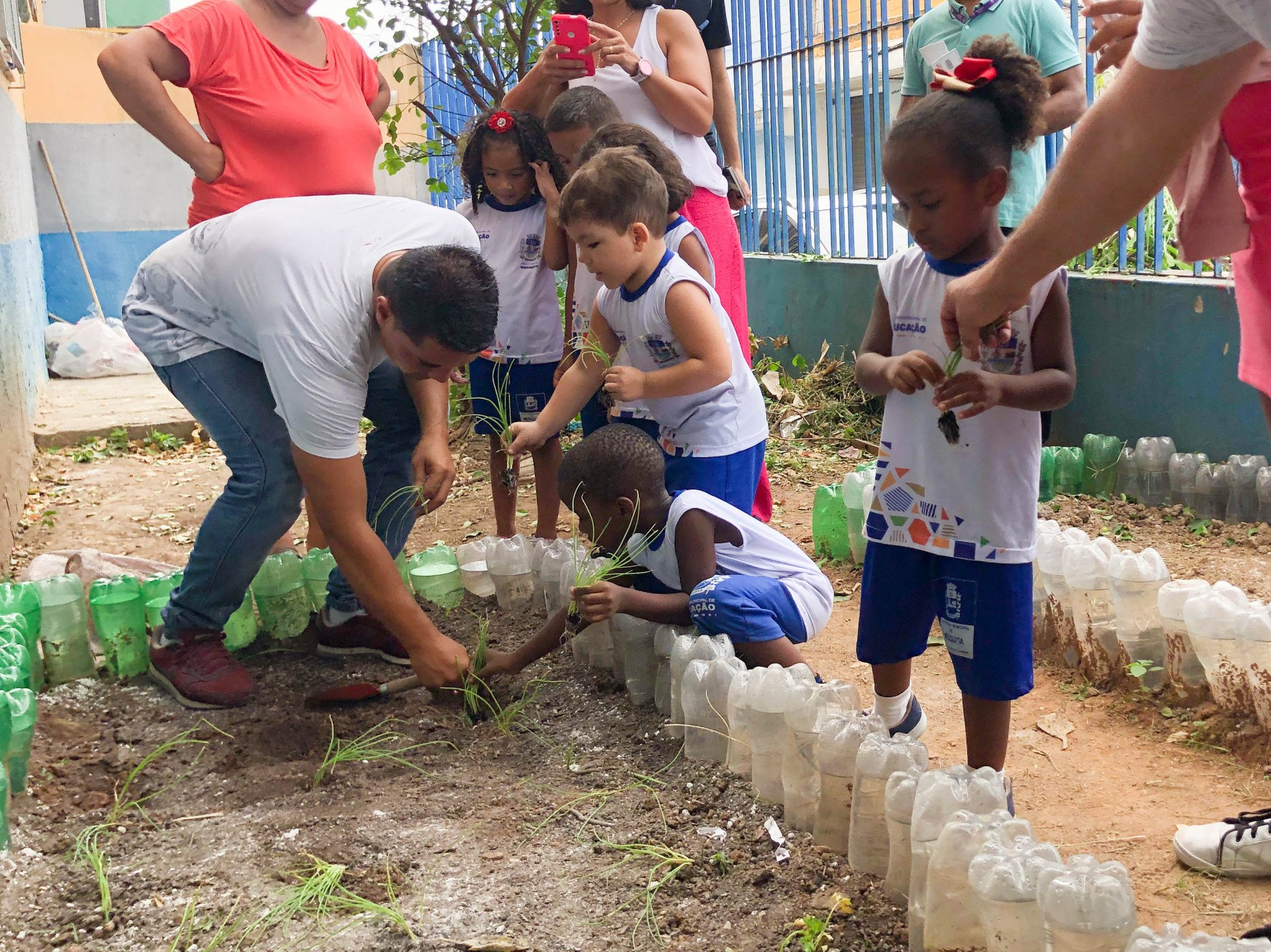 Alunos da Educa&ccedil;&atilde;o Infantil de Mesquita participam de plantio de mudas - Bea Silva