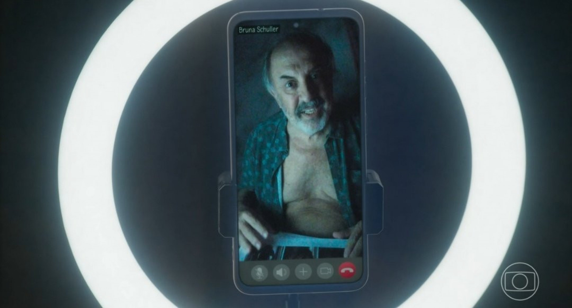 Karina descobre que está conversando com pedófilo em 'Travessia', cede à chantagem e manda mais vídeos para ele - Reprodução