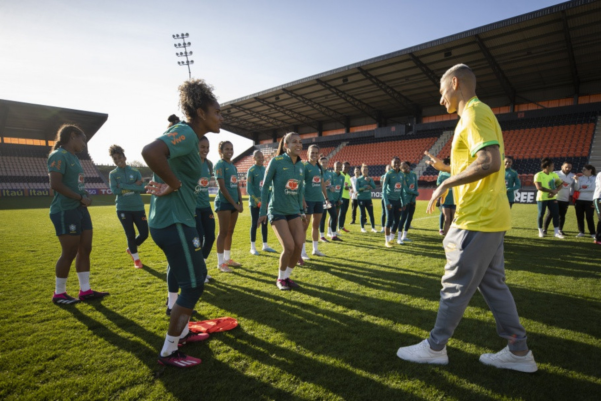 Richarlison visita treino da sele&ccedil;&atilde;o brasileira feminina em Londres - Foto: Thais Magalh&atilde;es/CBF