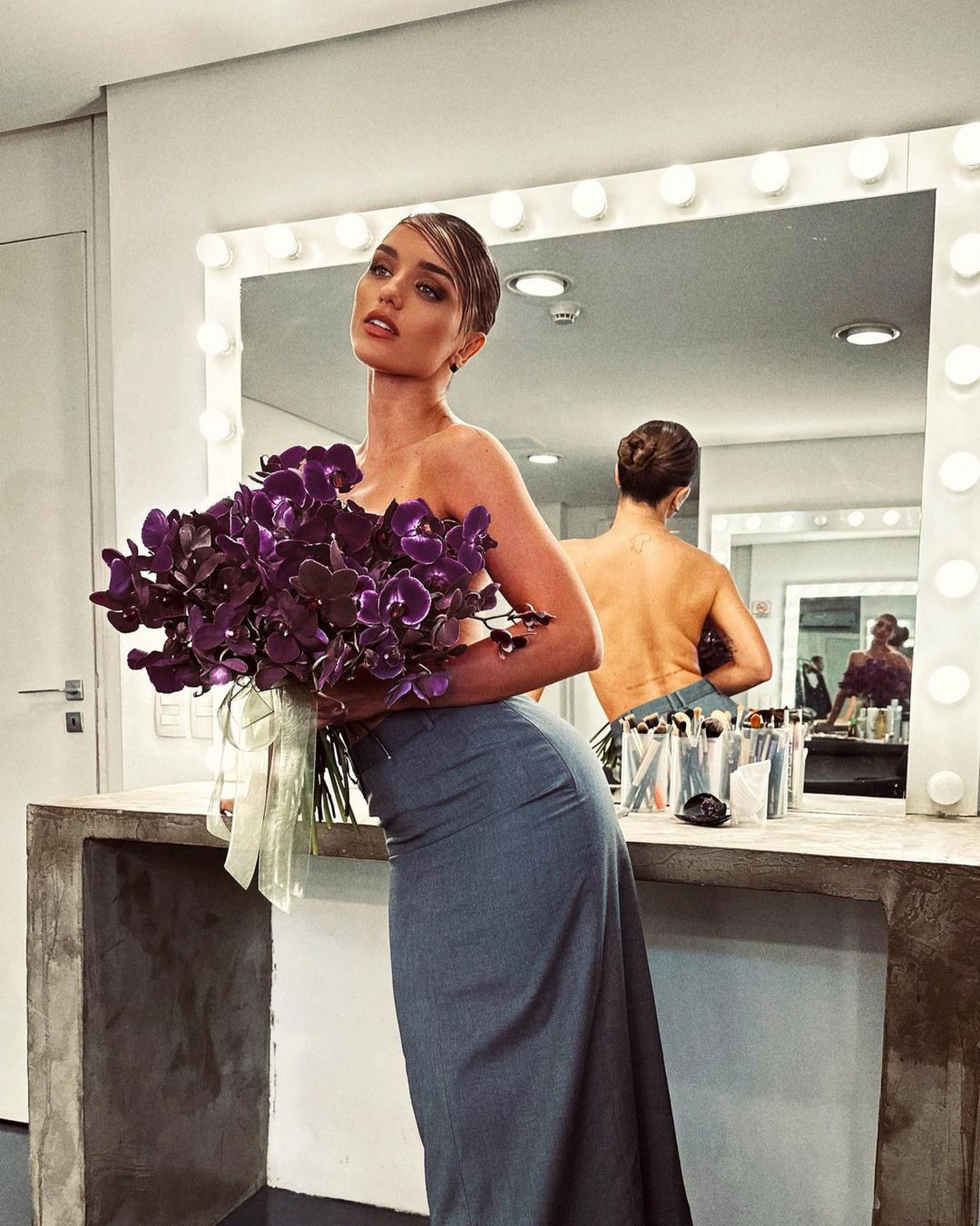 Rafa Kalimann posa de topless após receber buquê de flores em ensaio fotográfico - Reprodução/Instagram