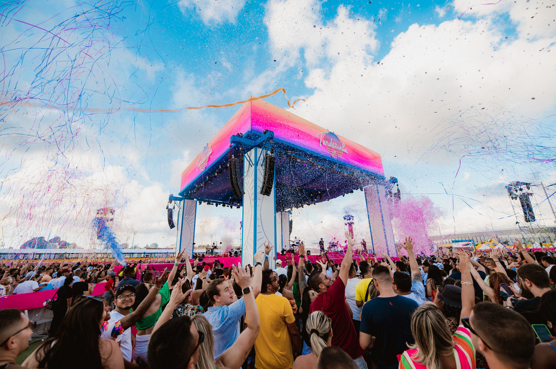 Mais de 80 mil pessoas prestigiam a 'Tardezinha' - Sandro Mendon&ccedil;a