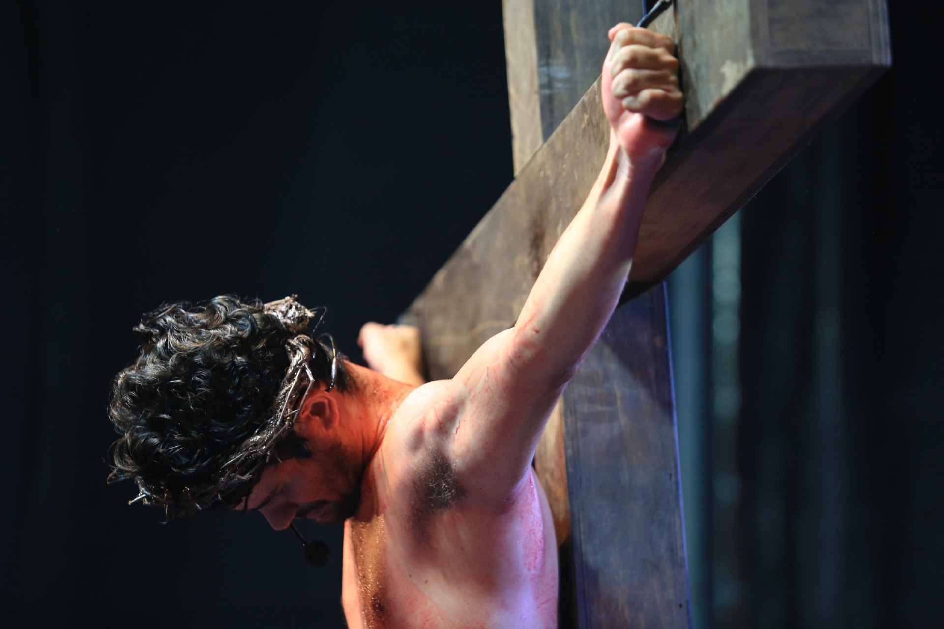 O espet&aacute;culo &eacute; em dividido atos, passando por hist&oacute;rias como a Mulher Samaritana, o milagre de L&aacute;zaro, o batismo celebrado por Jo&atilde;o Batista, Jesus de frente com Herodes e Pilatos e a crucifica&ccedil;&atilde;o  - Divulga&ccedil;&atilde;o