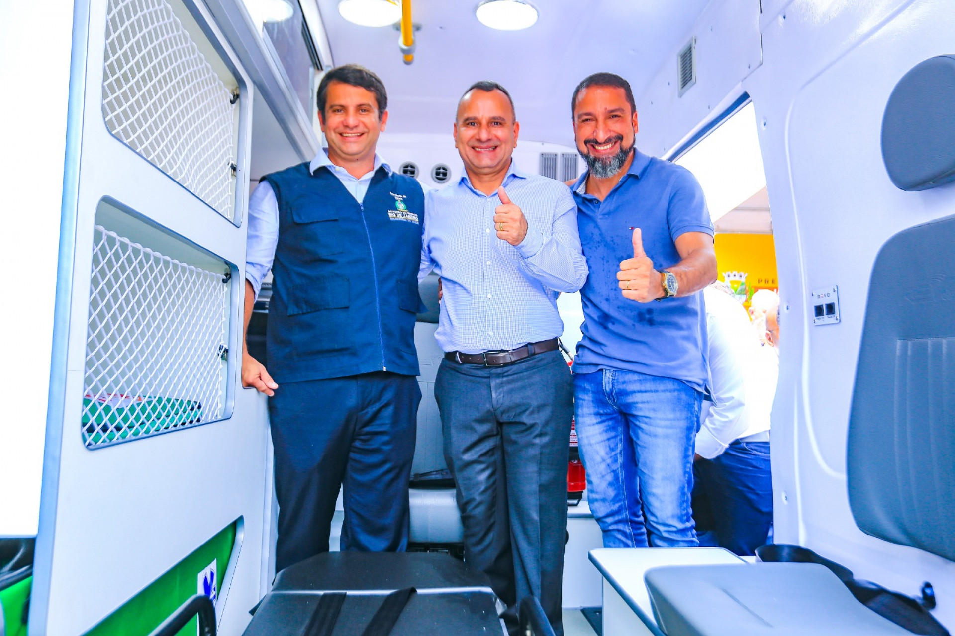 Dr. Luizinho, prefeito Waguinho e Flávio Gonçalves no interior de uma das ambulâncias entregues - Rafael Barreto / PMBR