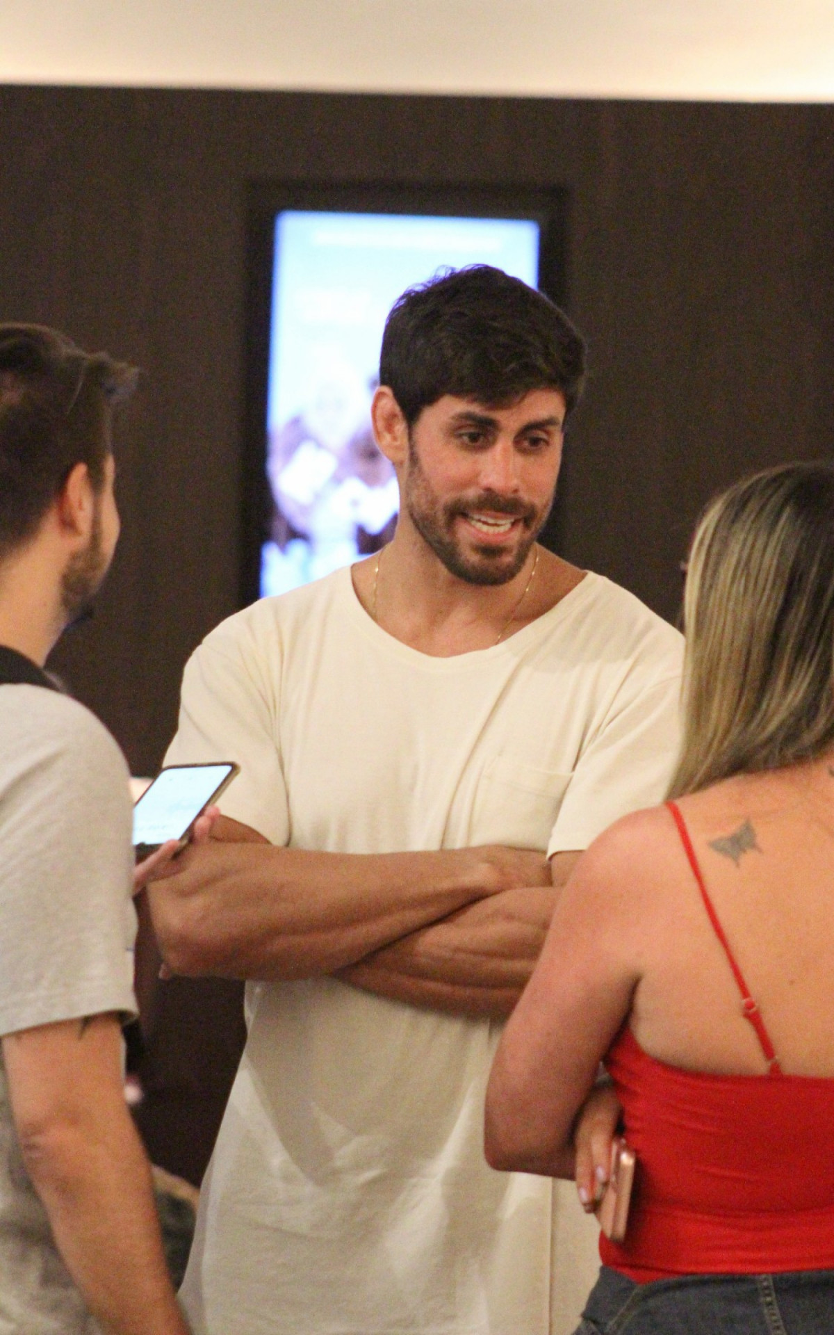 Cara de Sapato vai &agrave; pr&eacute;-estreia de filme na Zona Sul do Rio e faz sucesso com f&atilde;s