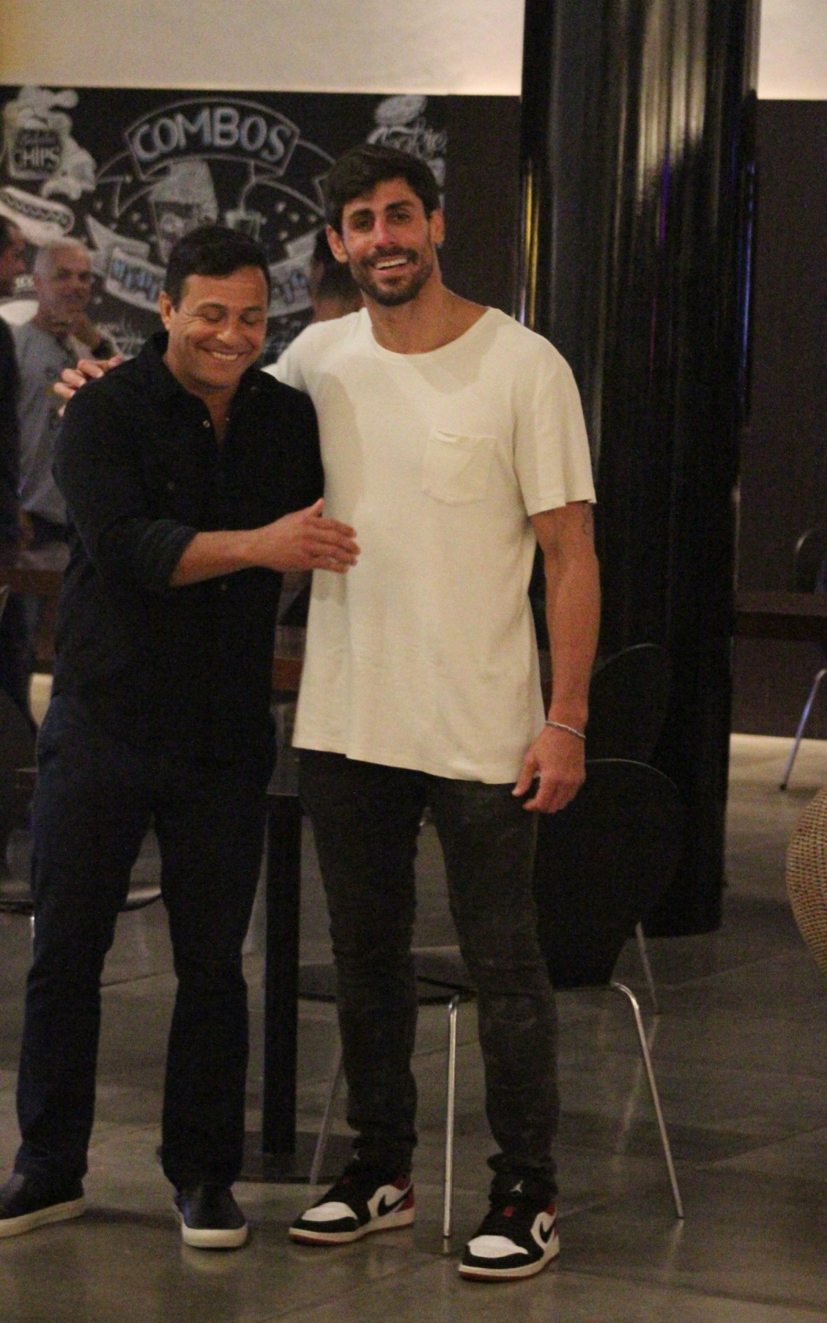 Cara de Sapato vai &agrave; pr&eacute;-estreia de filme na Zona Sul do Rio e faz sucesso com f&atilde;s