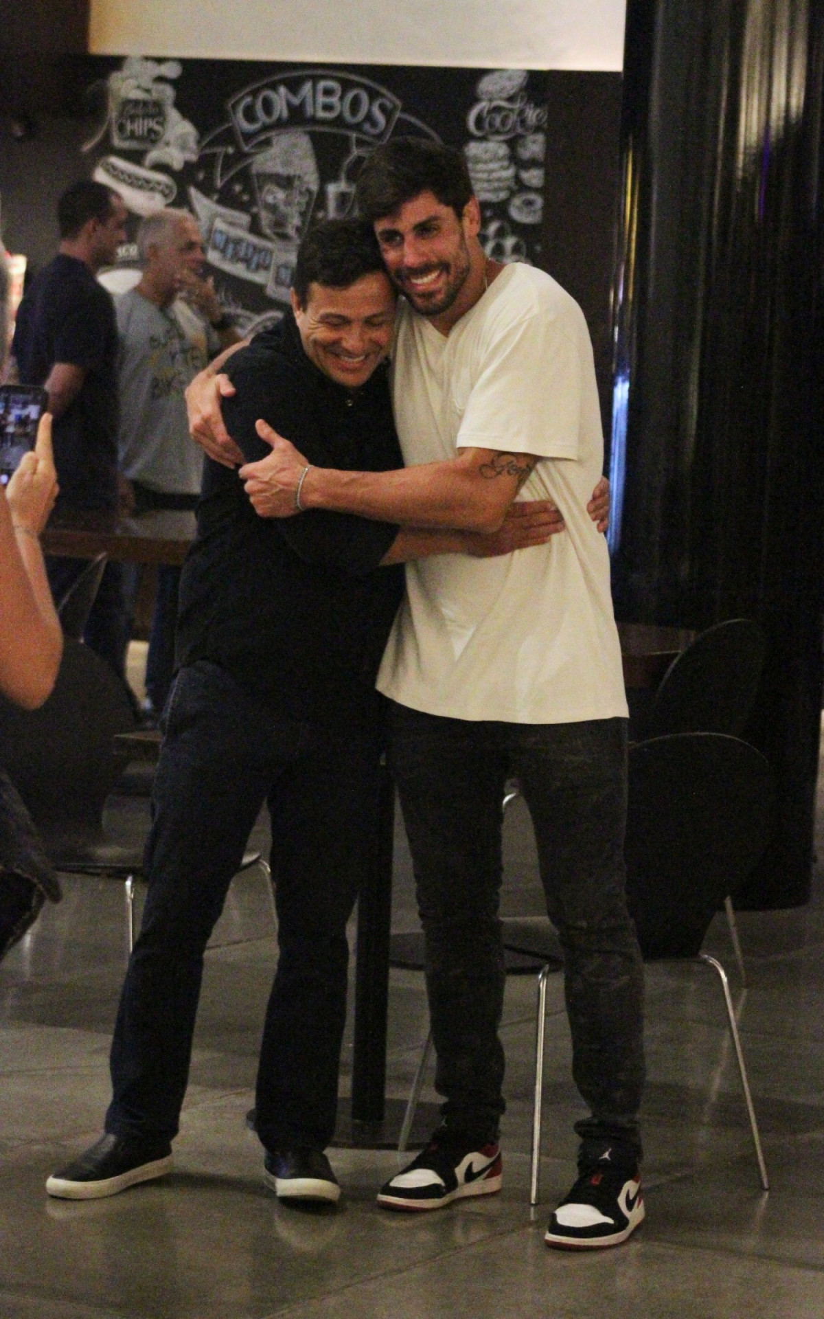 Cara de Sapato vai &agrave; pr&eacute;-estreia de filme na Zona Sul do Rio e faz sucesso com f&atilde;s