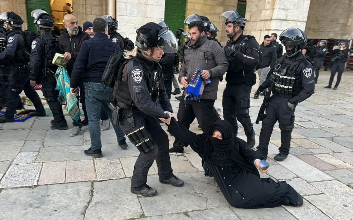 Polícia israelense prende muçulmanos em mesquita de Jerusalém  - AFP