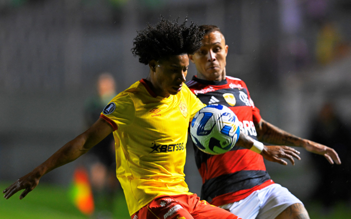 Aucas' midfielder Angelo Mina (L) and Flamengo's forward Everton vie for the ball during the Copa Libertadores group stage first leg football match between Aucas and Flamengo at the Gonzalo Pozo stadium in Quito, on April 5, 2023.