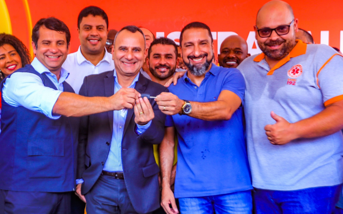 Dr. Luizinho, prefeito Waguinho e Flávio Gonçalves exibem a chave de um dos veículos