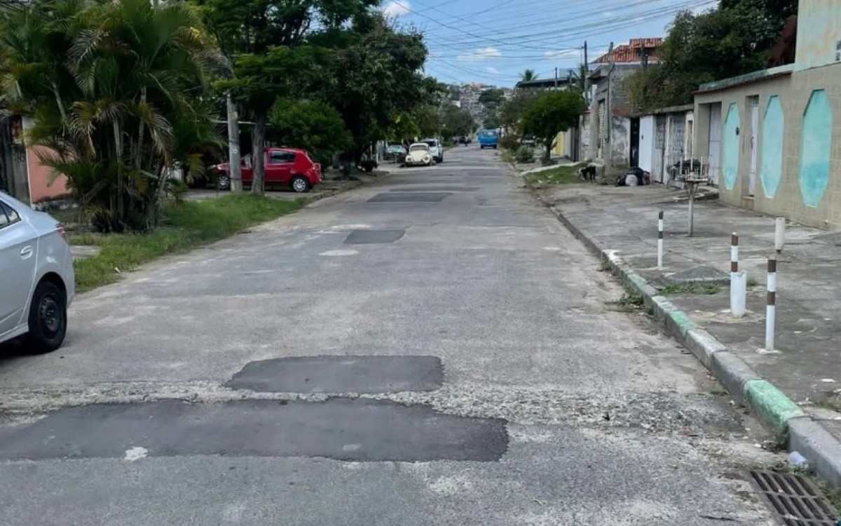 Uma das vias da Comunidade Az de Ouro limpa sem as barricadas retiradas do 20&ordm; BPM