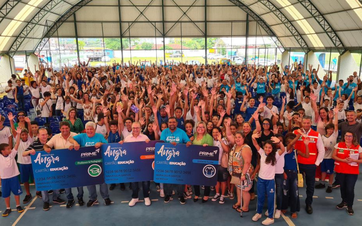 A cerimônia de entrega foi no Estádio Municipal e reuniu alunos, professores, governo, secretários e representantes do Legislativo.