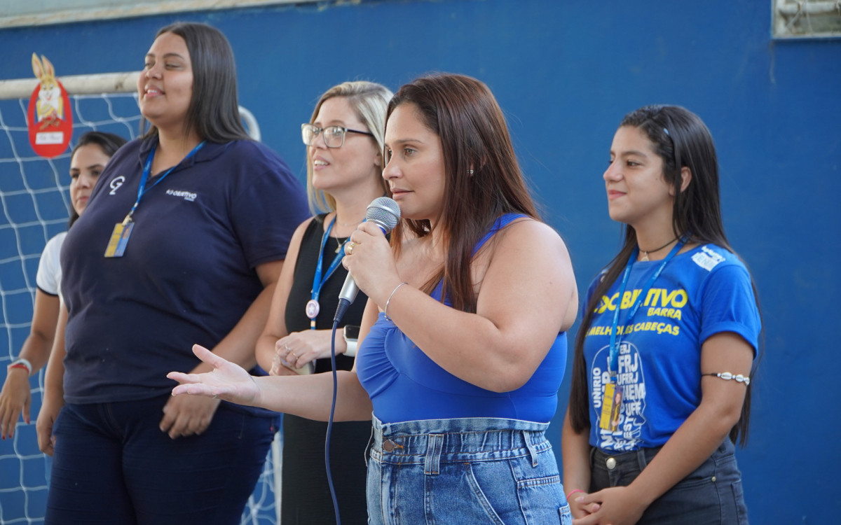 Crianças da Escola Municipal Madre Tereza de Calcutá foram presenteadas com chocolates