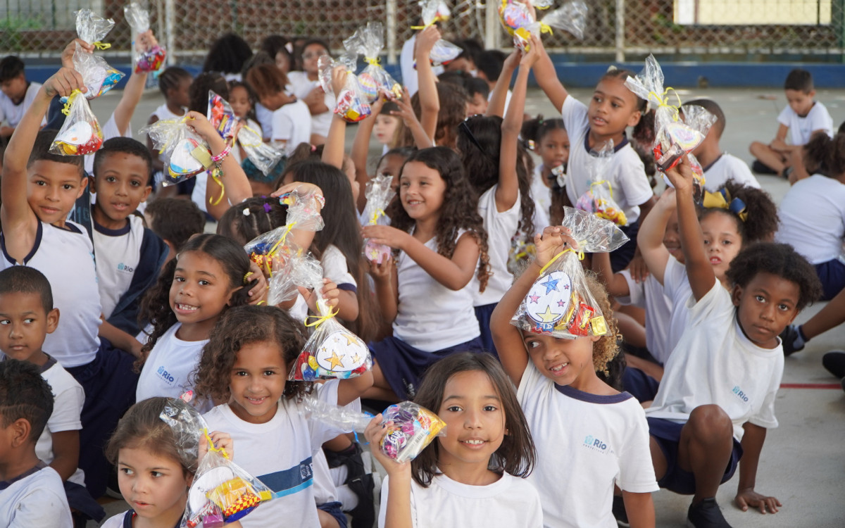 Crianças da Escola Municipal Madre Tereza de Calcutá foram presenteadas com chocolates
