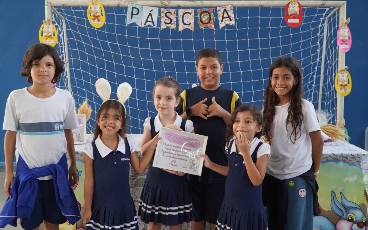 Crianças da Escola Municipal Madre Tereza de Calcutá foram presenteadas com chocolates